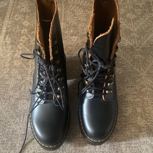 NWOB DOC MARTENS Leona Women’s Vintage Smooth Leather Heeled Boots Size US 5 - Picture 5 of 8